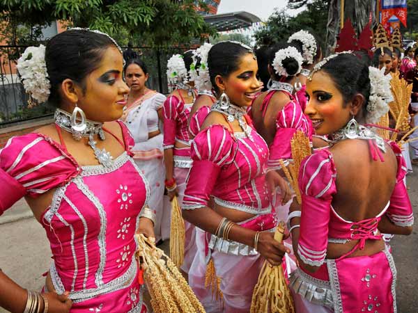 ટ્રેડિશનલ પહેરવેશમાં બાળકો