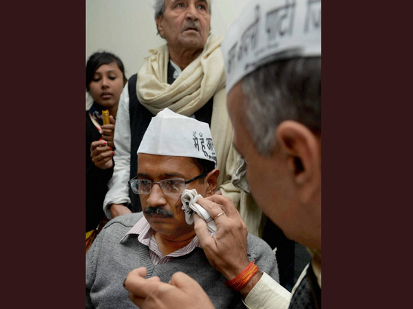'આપ' નેતાઓ પર ફેંકાઇ શાહી