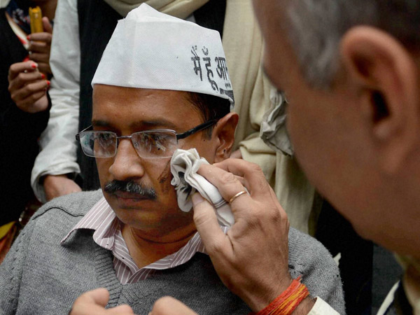 'આપ'ની પીસીમાં નેતાઓ પર ફેંકાઇ શાહી