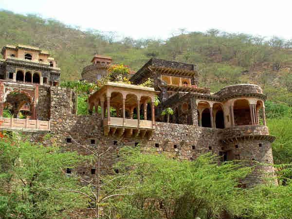 અલવર: નીમરાના ફોર્ટ પેલેસ
