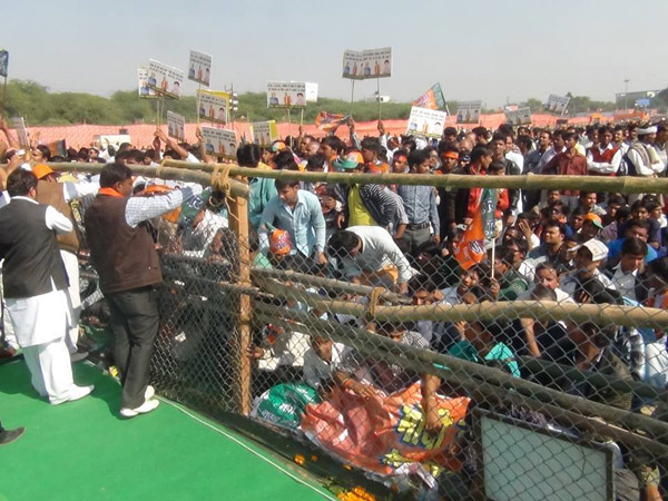 મોદીએ સપા, બસપા અને કોંગ્રેસ એમ ત્રણેયની ધોલાઇ કરી