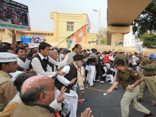 કોંગી કાર્યકરો પર લાઠીચાર્જ