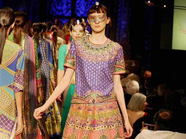 આઇએએસીમાં મોડલનું કેટવોક