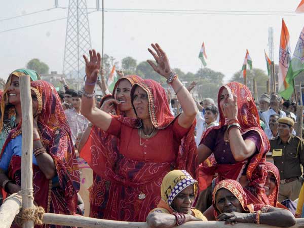 સોનિયાને મળી રહેલા મહિલા સમર્થકો