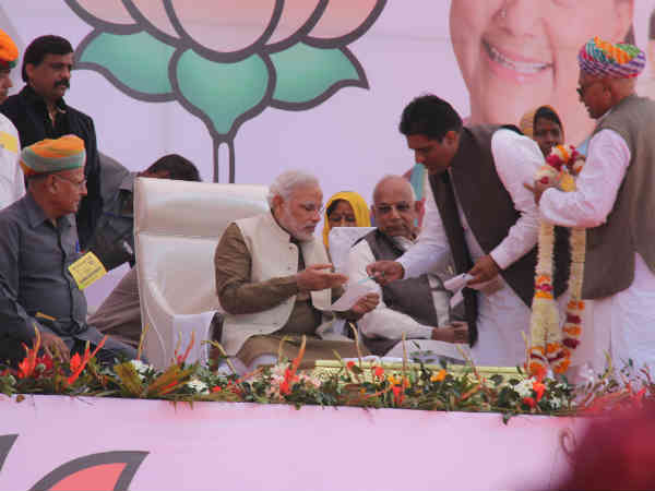 નરેન્દ્ર મોદીએ પોખરણમાં સભાને સંબોધી