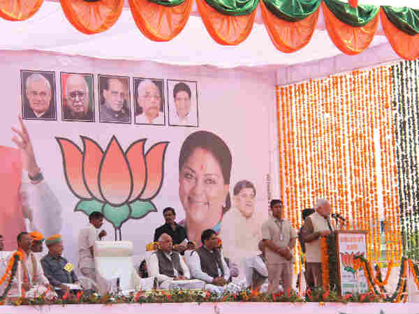 નરેન્દ્ર મોદીએ પોખરણમાં સભાને સંબોધી