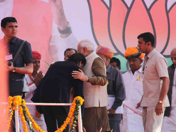 નરેન્દ્ર મોદીએ પોખરણમાં સભાને સંબોધી