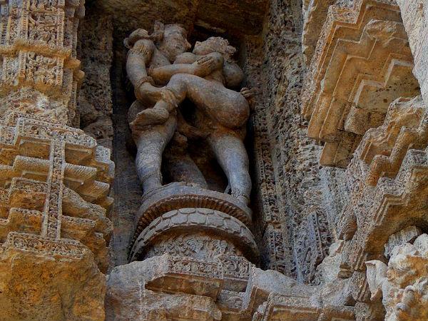 લવ મેકિંગની શિક્ષા આપતી મૂર્તિઓ