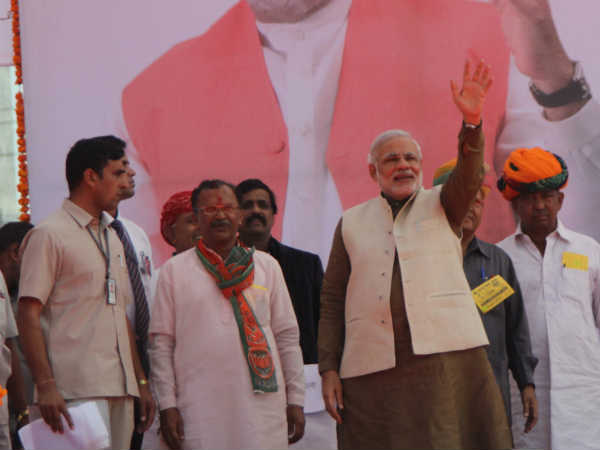 'કોંગ્રેસ બે હાથે લૂંટે છે, અને 'આપ' ઝાડું મારીને લૂંટે છે'