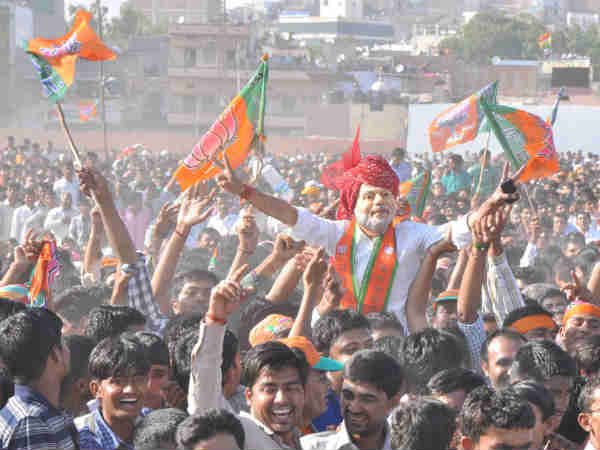 'કોંગ્રેસ બે હાથે લૂંટે છે, અને 'આપ' ઝાડું મારીને લૂંટે છે'