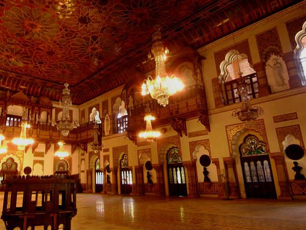 લક્ષ્મી વિલાસ પેલેસનો દરબાર હોલ