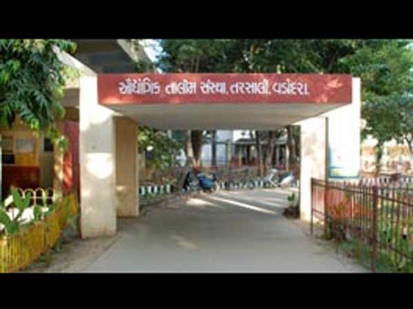 વડોદરાઃ મૃતક વિદ્યાર્થીના પરિવારને 10 લાખ આપવાની માગ