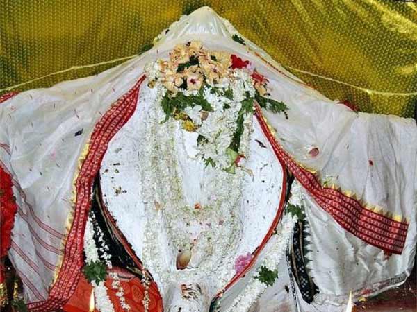 મંદિરનું ભક્તિપૂર્ણ દ્રશ્ય