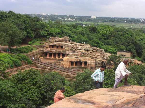 ચટ્ટાણોને કાપીને બનાવાઇ ગુફાઓ