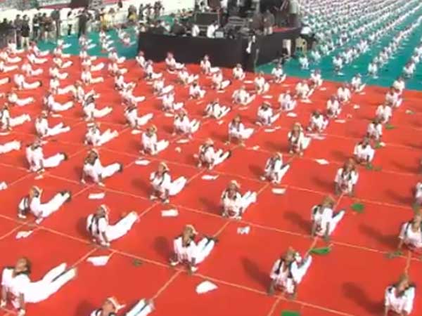 વિદ્યાર્થીઓએ કર્યું સૂર્યનમસ્કાર