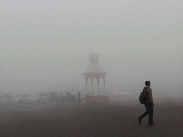 ધુમ્મસની ચાદરમાં લપેટાયેલી રાજધાની દિલ્હી