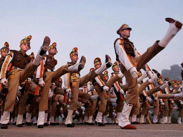 સેના દ્વારા કરવામાં આવી પરેડ