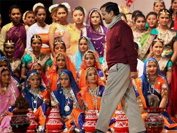 એનસીસી કેડેટ્સ સાથે કેજરીવાલ