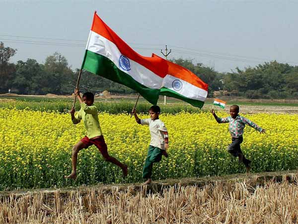 રાષ્ટ્રધ્વજ લઇને દોડતા બાળકો