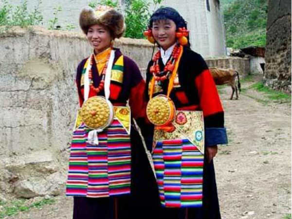 તિબેટીયન વસ્ત્રો અને આભૂષણ