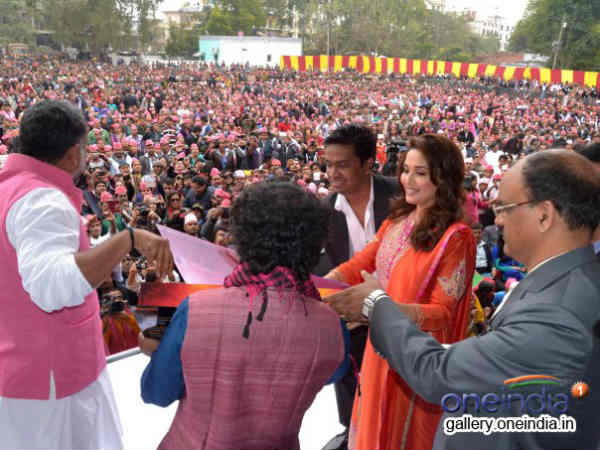ધાબે-છાપરે ચઢ્યાં ફૅન્સ