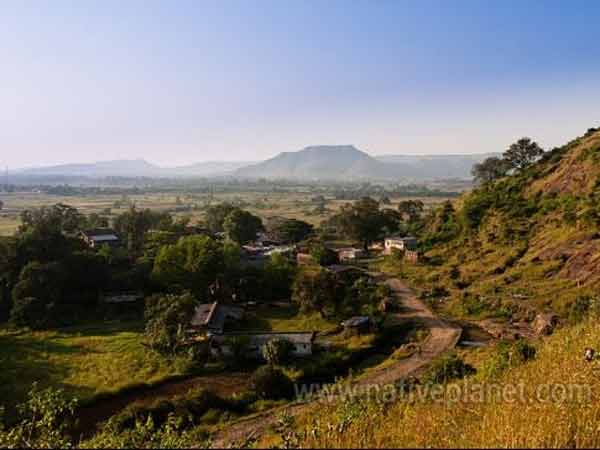 દૂરથી આવી લાગે છે ગુફાઓ