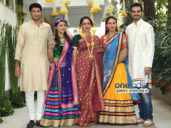 માતા અને બહેન-બનેવી સાથે