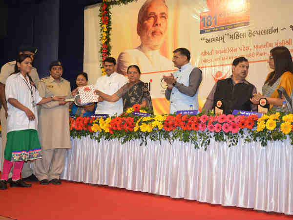 આનંદીબહેન પટેલે કર્યુ મહિલાઓનું સન્માન