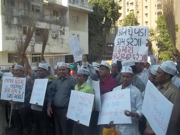 આમ આદમી પાર્ટીએ રિલાયન્સ સામે દેખાવો કર્યા