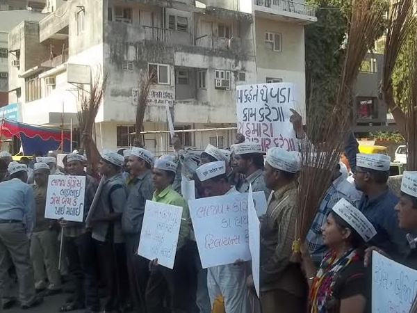 આમ આદમી પાર્ટીએ રિલાયન્સ સામે દેખાવો કર્યા