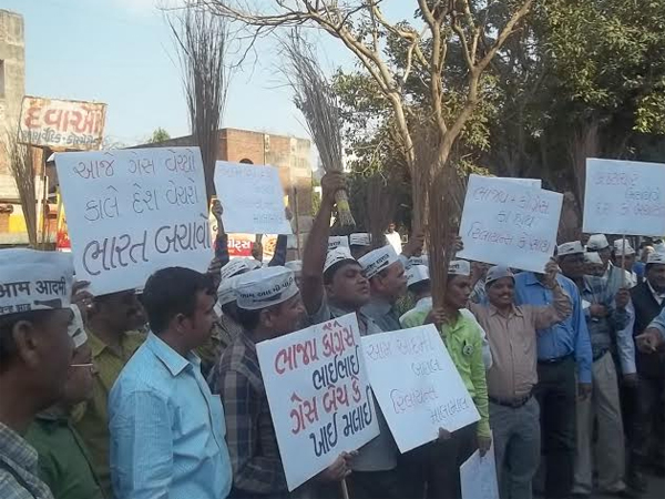 આમ આદમી પાર્ટીએ રિલાયન્સ સામે દેખાવો કર્યા