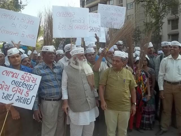 આમ આદમી પાર્ટીએ રિલાયન્સ સામે દેખાવો કર્યા