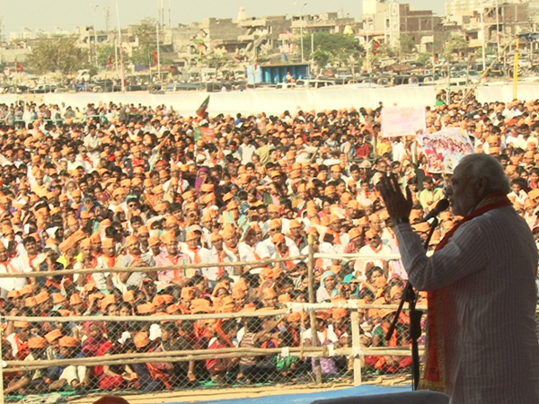 મોદીએ સુરતમાં વિકાસ જ્યોતિ રેલીને સંબોધી