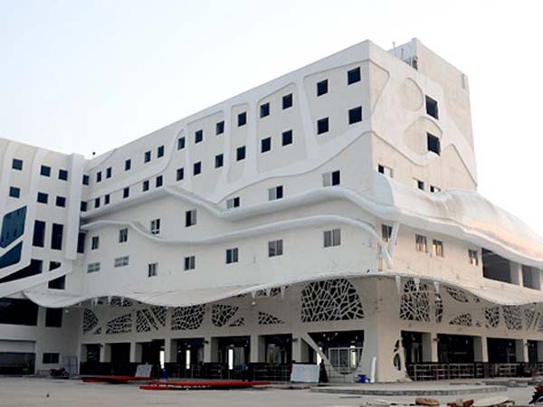 એરપોર્ટને ઝાંખુ પાડતું બસ સ્ટેશન