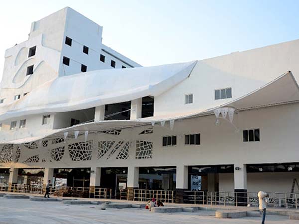 એરપોર્ટને ઝાંખુ પાડતું બસ સ્ટેશન