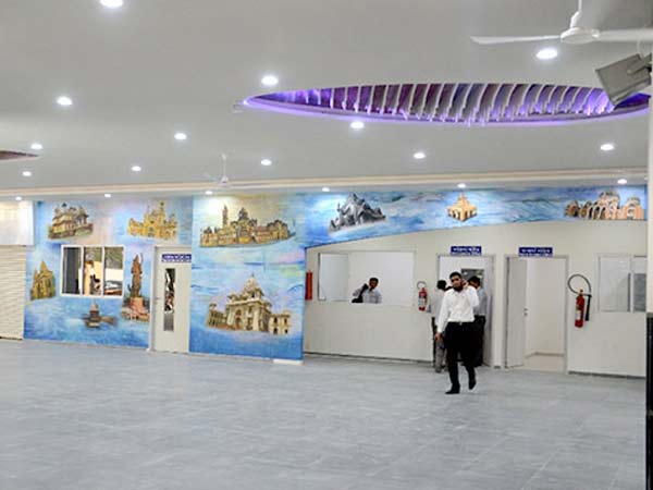 એરપોર્ટને ઝાંખુ પાડતું બસ સ્ટેશન