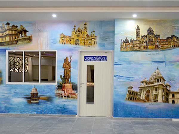 એરપોર્ટને ઝાંખુ પાડતું બસ સ્ટેશન