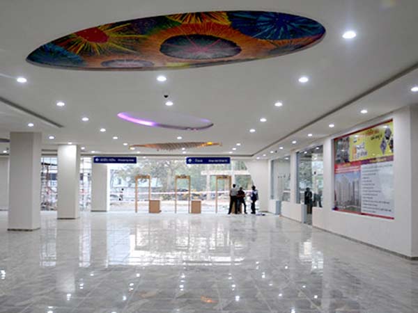 એરપોર્ટને ઝાંખુ પાડતું બસ સ્ટેશન