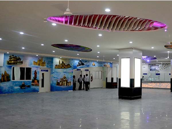 એરપોર્ટને ઝાંખુ પાડતું બસ સ્ટેશન
