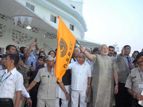 એરપોર્ટને ઝાંખુ પાડતું બસ સ્ટેશન