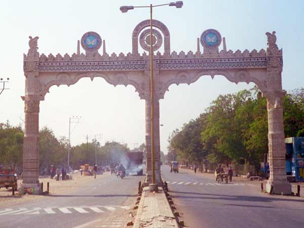 રાજકોટઃ અર્ધનગ્ન અવસ્થામાં મહિલા રસ્તા પર ફરી