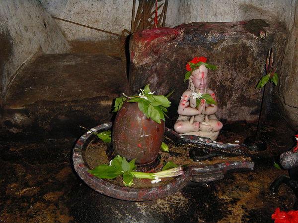 શિવલિંગને સ્નાન કરાવો