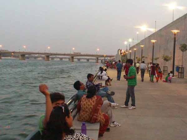 વિકાસથી વણાયા માણસ, શાંતિના સથવારે માણસ...