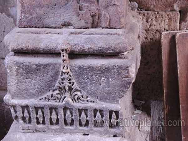 કોતરણી કરેલા સ્ટોન્સ