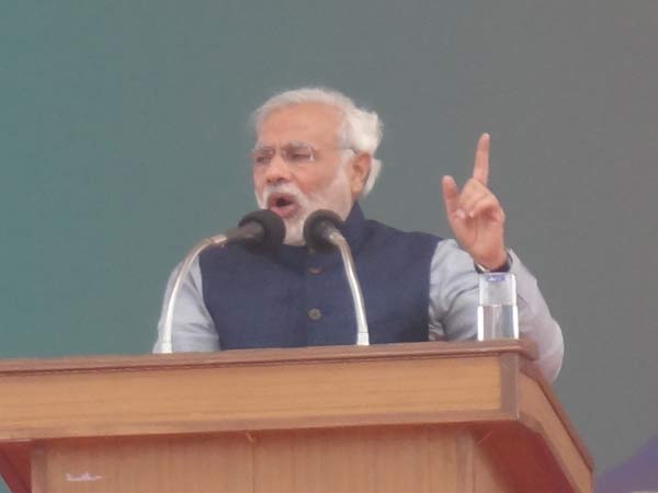 રાજકારણ બે ભાગમાં વેચાઇ ગયુ