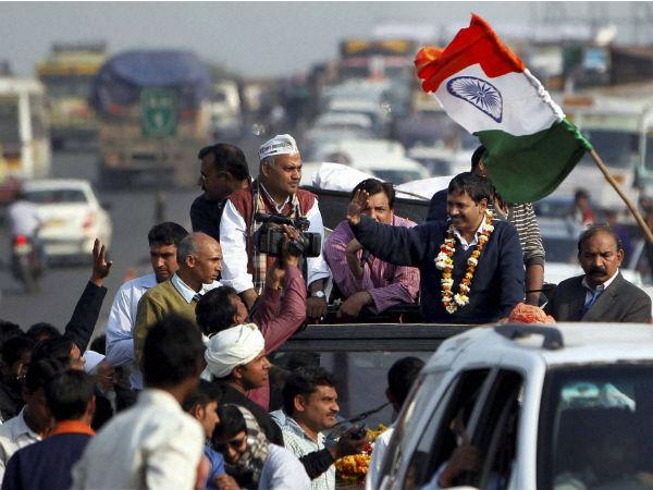 દિલ્હીમાં BJP-AAP વચ્ચે પત્થરમારો