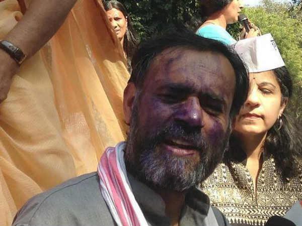 યોગેન્દ્ર યાદવના મોઢે શાહી ચોપડી