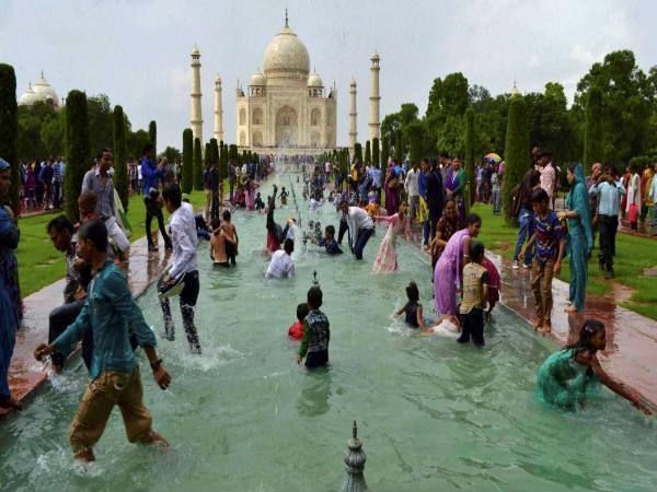 ફુવારામાં ન્હાતા લોકો