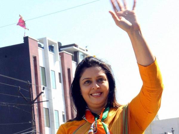 ચૂંટણી પ્રચાર કરતી નગમાનો પ્રચાર