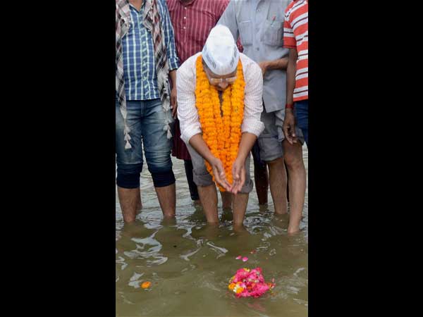 કેજરીવાલ રાજ ઘાટ પહોંચ્યા